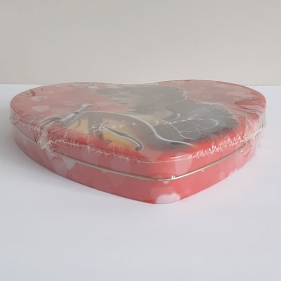 Sealed Elvis heart-shaped tin - chocolate not for consumption - Picture 2 of 7